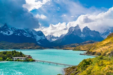 Papier Peint photo Cuernos del Paine Beautiful natural view of Lake Pehoe and Cuerno del Paine Mountains