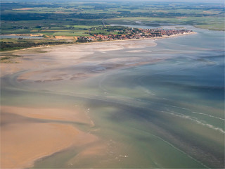 vue aérienne de la Baie de Somme et de la ville du Crotoy en France
