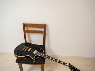 椅子とギター