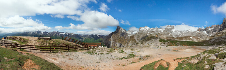 Fototapeta na wymiar beautiful panorama of the Picos de Europa
