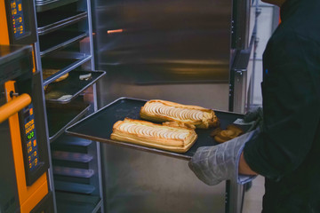 Baking course, turn the apple pie out of the oven