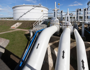 Oil storage tanks.Oil terminal capacities and pipes and valves. Oil and other liquid storage...
