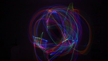 Foto von einer  Lichtperformance unter Verwendung verschiedener Lichtquellen in unterschiedlichen Bewegungen