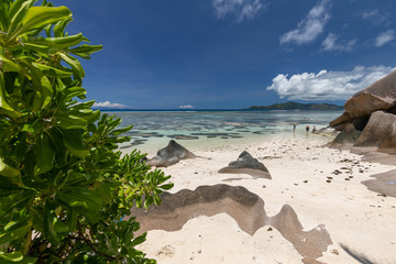 Sandstrand mit Granitfelsen Anse Source D'Argent auf der Seychellen Insel La Digue