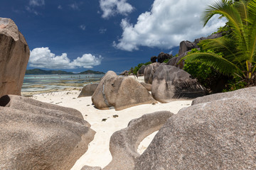Sandstrand mit Granitfelsen Anse Source D'Argent auf der Seychellen Insel La Digue