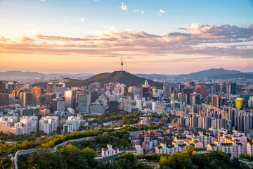 De skyline van de binnenstad van Seoul in Seoel, Zuid-Korea.