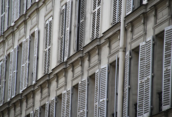 Fototapeta premium Street view of the facade of an old apartment building