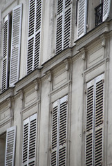 Street view of the facade of an old apartment building