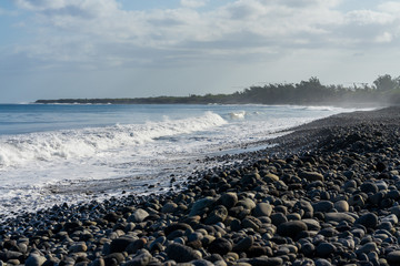 houle et vagues sur la plage de galets