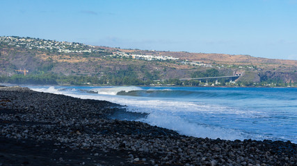 houle et vagues sur la plage de galets