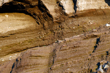 Erdschichten auf der Vulkan-Insel Nisyros, Griechenland - Earth layers on the volcanic island of...