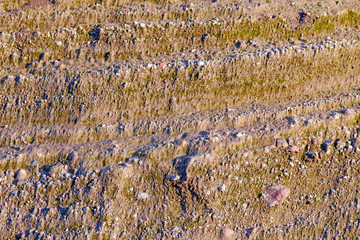 Erdschichten auf der Vulkan-Insel Nisyros, Griechenland - Earth layers on the volcanic island of...