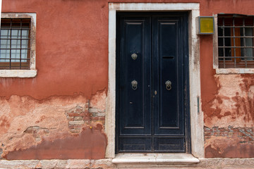 Fototapeta na wymiar Old beautiful door in the Venetian style