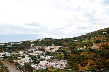 Fototapeta na wymiar case colorate montagna ponza