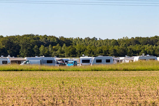 Camping de caravanas en plena naturaleza en el claro del bosque