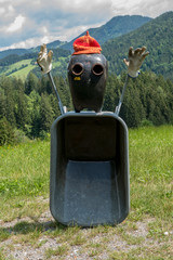 SCHEIBTRUHE . GARTENARBEIT . VOGELSCHEUCHE