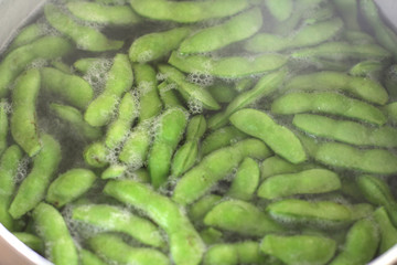 鍋の中で茹でている枝豆