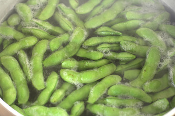 鍋の中で茹でている枝豆