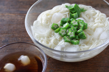 木目背景で撮影した夏野菜のオクラを使ったそうめん