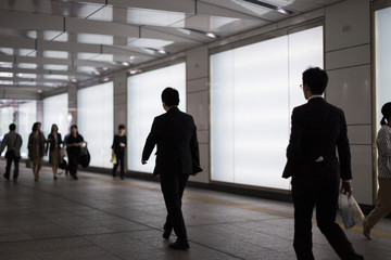 地下道を歩くビジネスマン