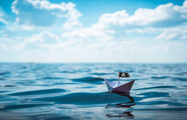 Piraten Papierschiff auf dem Meer