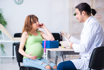 Obraz premium Young pregnant woman in blood transfusion concept