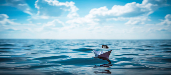 Piraten Papierschiff auf dem Meer