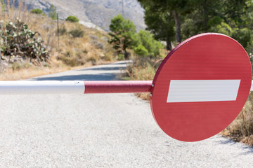 Señal de prohibido circular en una barrera