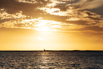 Stand-Up Paddling im Sonnenuntergang