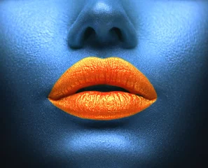 Kreatives buntes Make-up. Bodyart, Lipgloss auf sexy Lippen, Mädchenmund. Orangefarbene Lippen auf blauer Haut © Subbotina Anna
