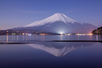 夜明け前の山中湖から湖面に映る富士山