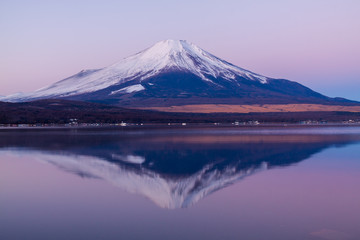 夜明け前の山中湖から湖面に映る富士山