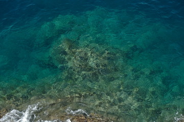 Naklejka na ściany i meble Panorama della costa marittima in liguria con gli scogli e il mare con acqua pulita vista dall'alto