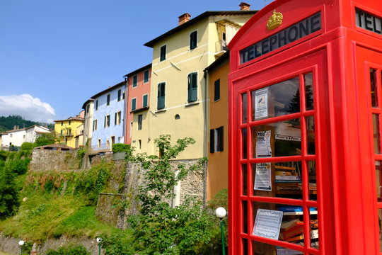 Cabina del telefono e case colorate a Barga,Toscana