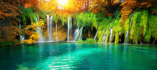 Exotische Wasserfall- und Seenlandschaft des Nationalparks Plitvicer Seen, UNESCO-Weltnaturerbe und berühmtes Reiseziel Kroatiens. Die Seen befinden sich in Zentralkroatien (Kroatien). © Blue Planet Studio