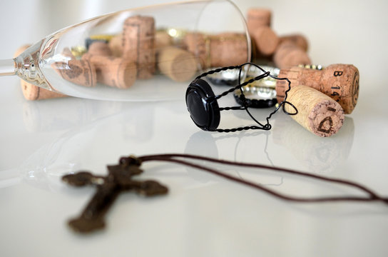 Kieliszek, alkohol i krzyż Chrystusa Zbawiciela