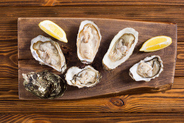Fresh Oysters with lemon and white wine