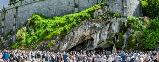 Heilige Lourdes Grotte in Lourdes Frankreich Europa - obrazy, fototapety, plakaty