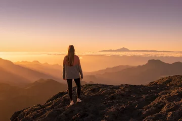 Foto op Plexiglas Canarische Eilanden Gelukkige jonge vrouw die staat en geniet van het leven bij zonsondergang in de bergen - gran canaria, spanje