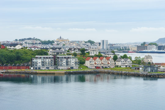 Einfahrt in den Hafen von Ålesund, Norwegen