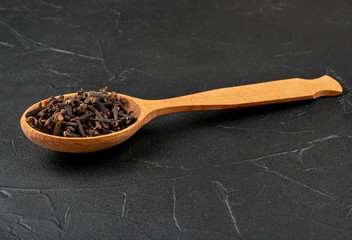 Dry cloves in spoon
