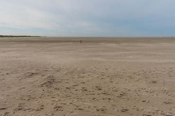 Langer einsamer Sandstrand am Meer