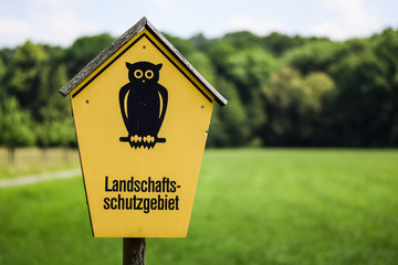 Gelbe Hinweistafel Ladschaftsschutzgebiet mit Uhu