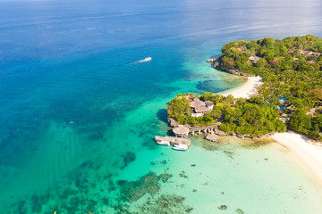 Schöner Strand von Punta Bunga auf der Insel Boracay, Philippinen. Weißer Sandstrand und wunderschöne Lagune mit Korallenriffen. Die Küste der Insel Boracay für Touristen.