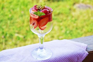 Delicious drink with strawberries and mint in a glass glass glass.