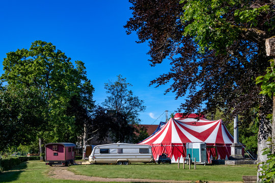 Carpa del circo con sus caravanas al lado en un peque&ntilde;o pueblo