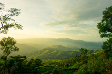 De longitudinale bergen en de ondergaande zon en het bos op Doi Tung