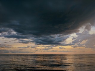 Fototapeta na wymiar cloudy skies over the sea