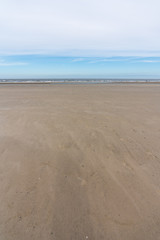 Fototapeta na wymiar Sandstrand am Meer mit Wolken