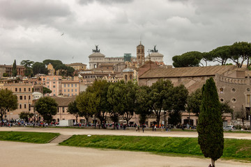 Roma, Italia, 28 aprile 2019. In primo piano il Circo Massimo con il monumento nazionale dedicato a Vittorio Emanuele II, noto anche come Altare della Patria in background